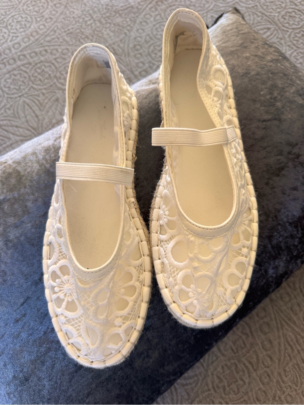 Universal Thread White Floral Lace Mary Jane Esparillas